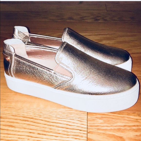 BCBGeneration Shoes - BCBGENERATION GOLD PLATFORM SNEAKS ✨ size 8.5 NWOT